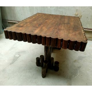 Mesa brutalista de troncos de madera