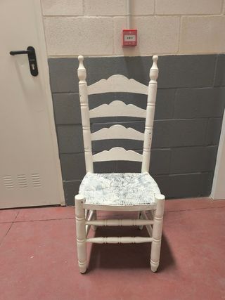 Silla de madera blanca estilo anea