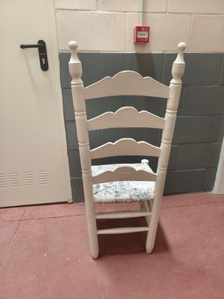 Silla de madera blanca estilo anea