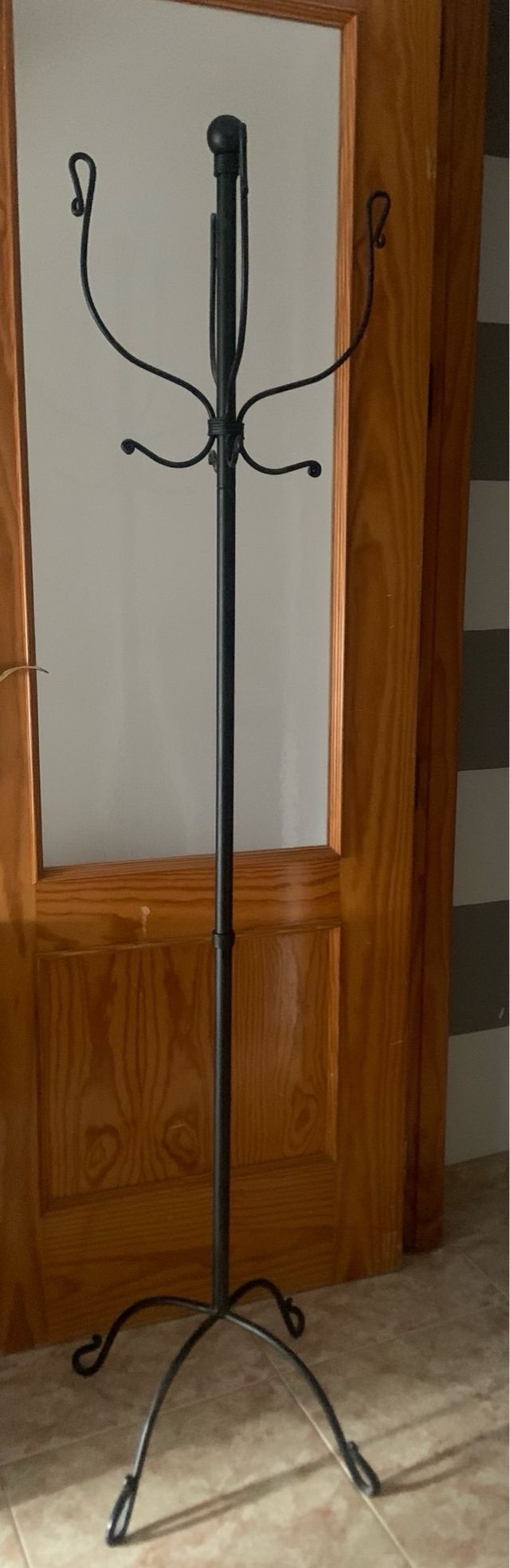 Perchero pie metal negro