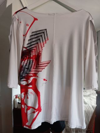 Camiseta estampada roja y blanca