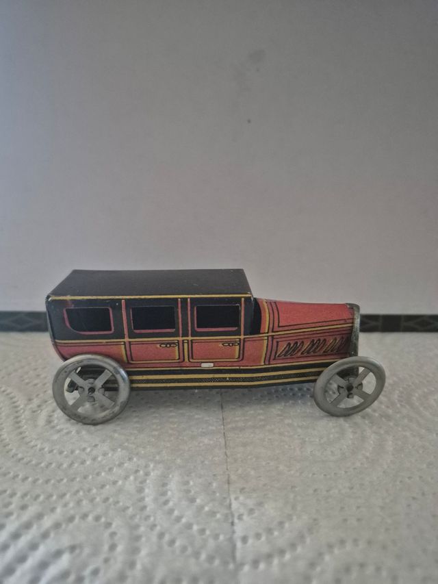 Coche antiguo Rico de hojalata