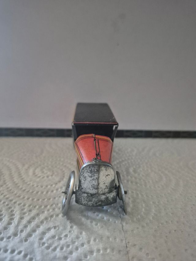 Coche antiguo Rico de hojalata