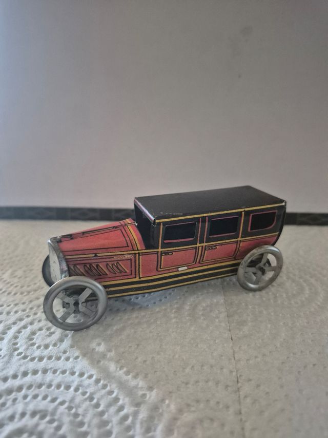 Coche antiguo Rico de hojalata