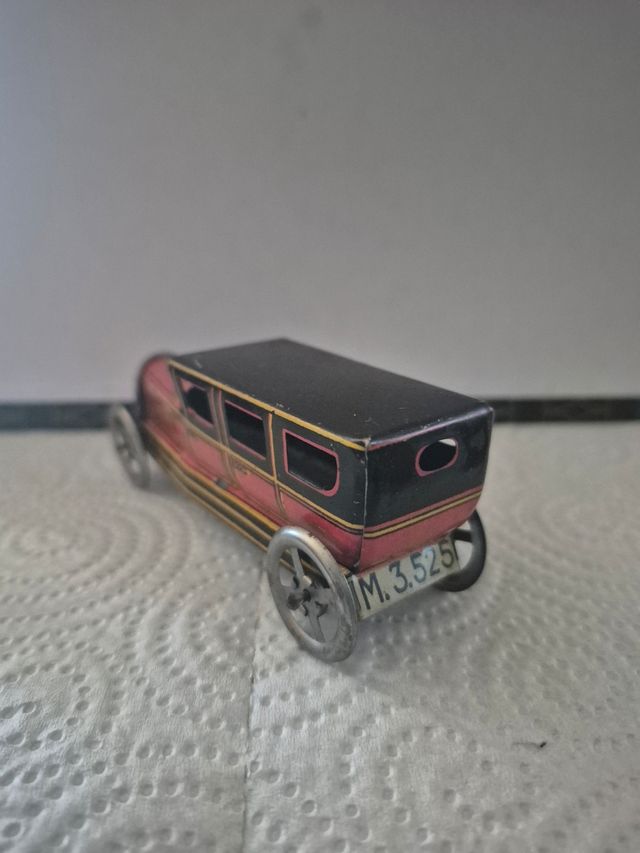 Coche antiguo Rico de hojalata