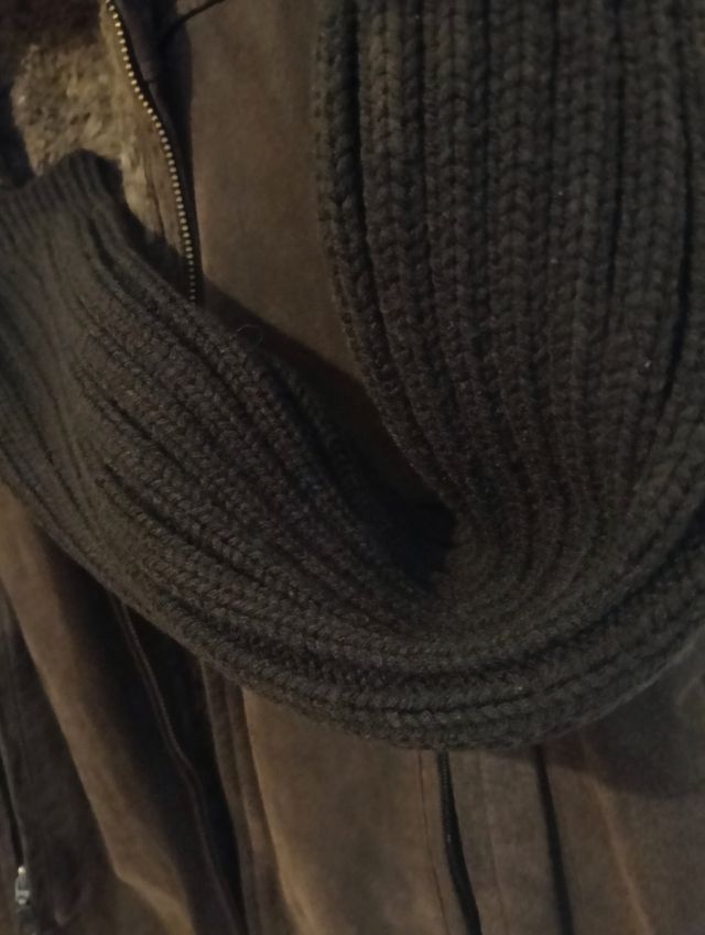 Cazadora de serraje marrón.