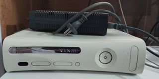 XBOX 360 + 2 Mandos 
Incluye la caja y accesorios 