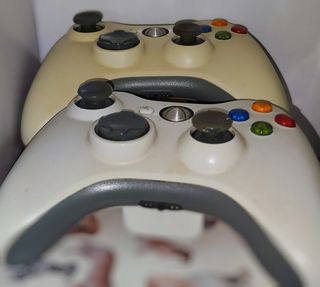 XBOX 360 + 2 Mandos 
Incluye la caja y accesorios 