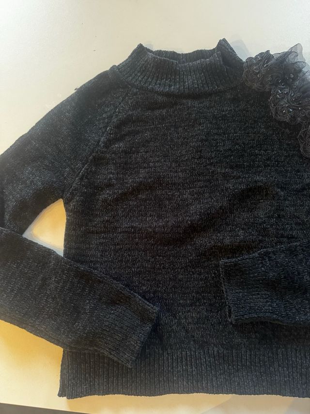 Maglioncino nero con dettaglio