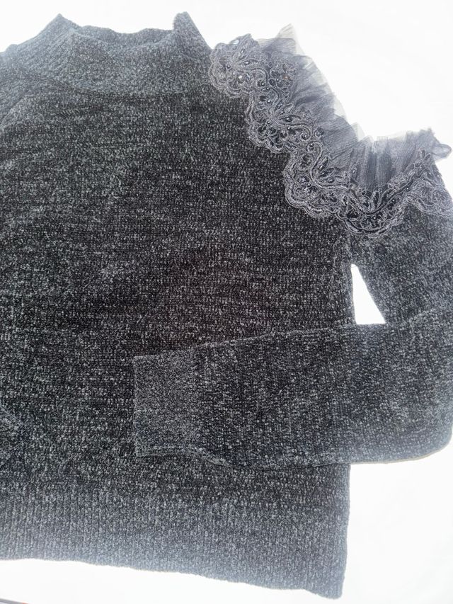 Maglioncino nero con dettaglio