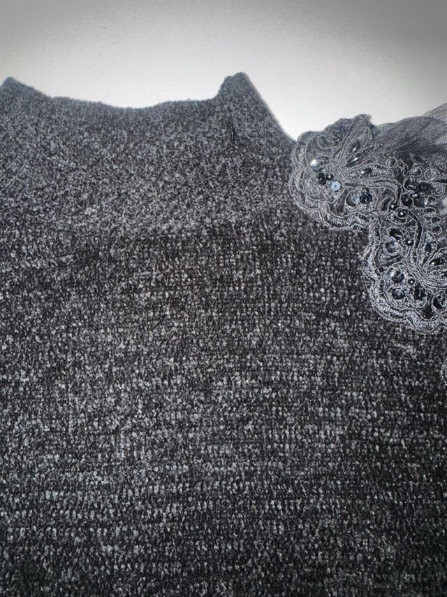 Maglioncino nero con dettaglio