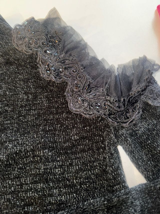 Maglioncino nero con dettaglio