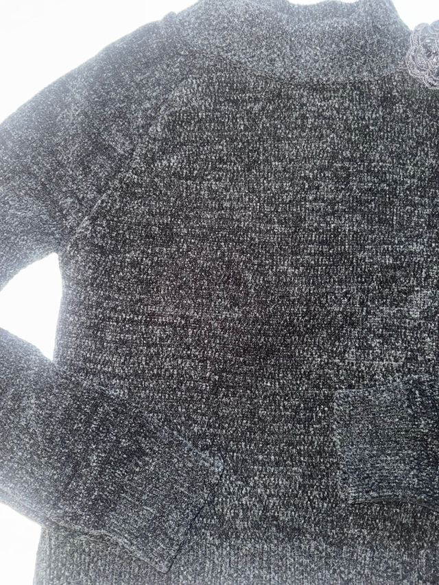 Maglioncino nero con dettaglio