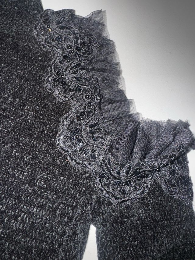 Maglioncino nero con dettaglio