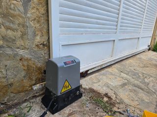 ¡Instalación de motores para puertas!
