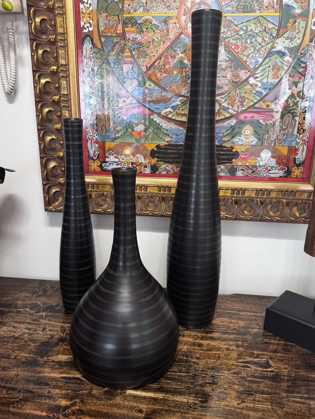 3 eleganti vasi neri
