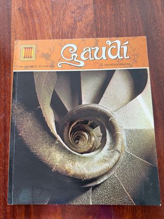 Gaudí: 150 fotografías