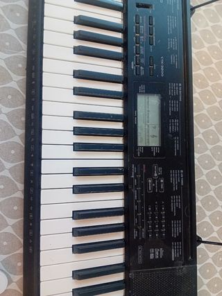 Teclado Casio CTK-3200 con pie y pedal