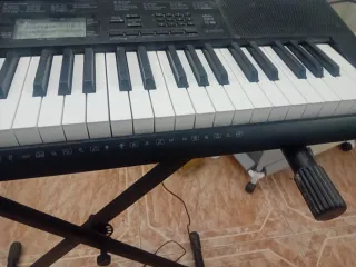 Teclado Casio CTK-3200 con pie y pedal