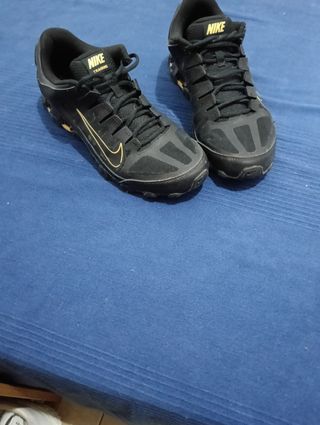 Zapatillas Nike negras y doradas