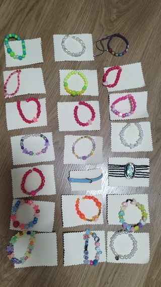 Gioielli assortiti: collane, bracciali, anelli...