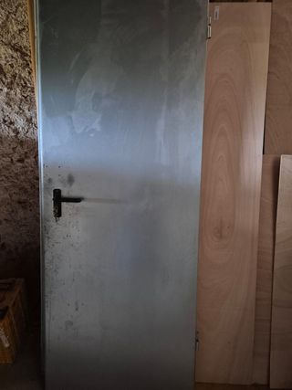 Puerta metálica galvanizada con marco
