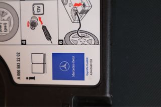 Kit antipinchazos original Mercedes-Benz 