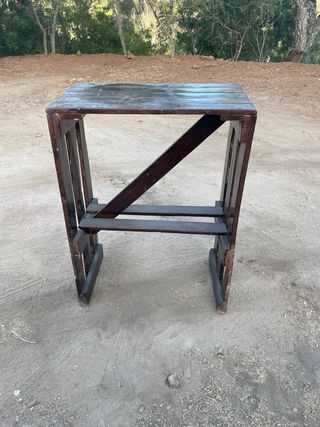 Mesa alta de madera oscura