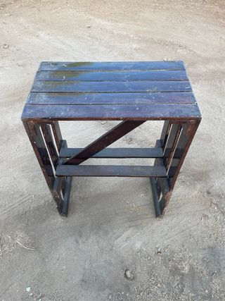 Mesa alta de madera oscura
