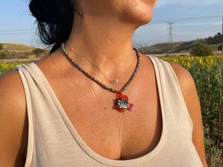 Collar con colgante de pez multicolor