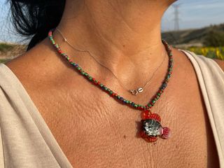 Collar con colgante de pez multicolor