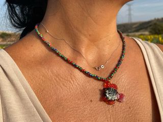 Collar con colgante de pez multicolor