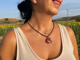 Collar con colgante de pez multicolor