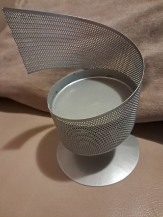 Castiçal decorativo de metal prateado