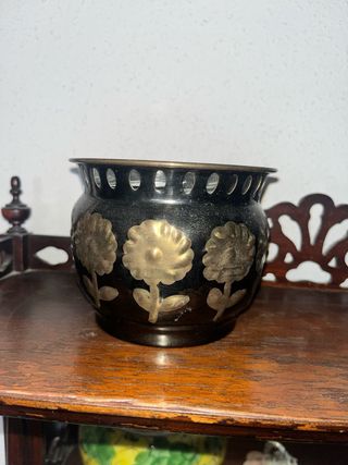 Jarrón metálico negro y dorado