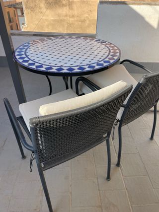 5 sillas y 1 mesa terraza.
