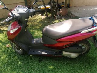 Honda Dylan 125cc - Roja