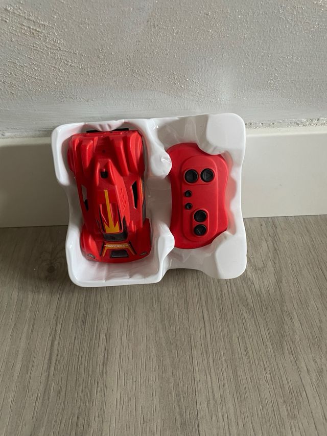 Coche teledirigido sube paredes