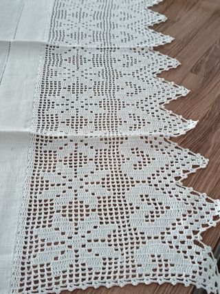 Asciugamano lino ricamato e  pizzo all'uncinetto 