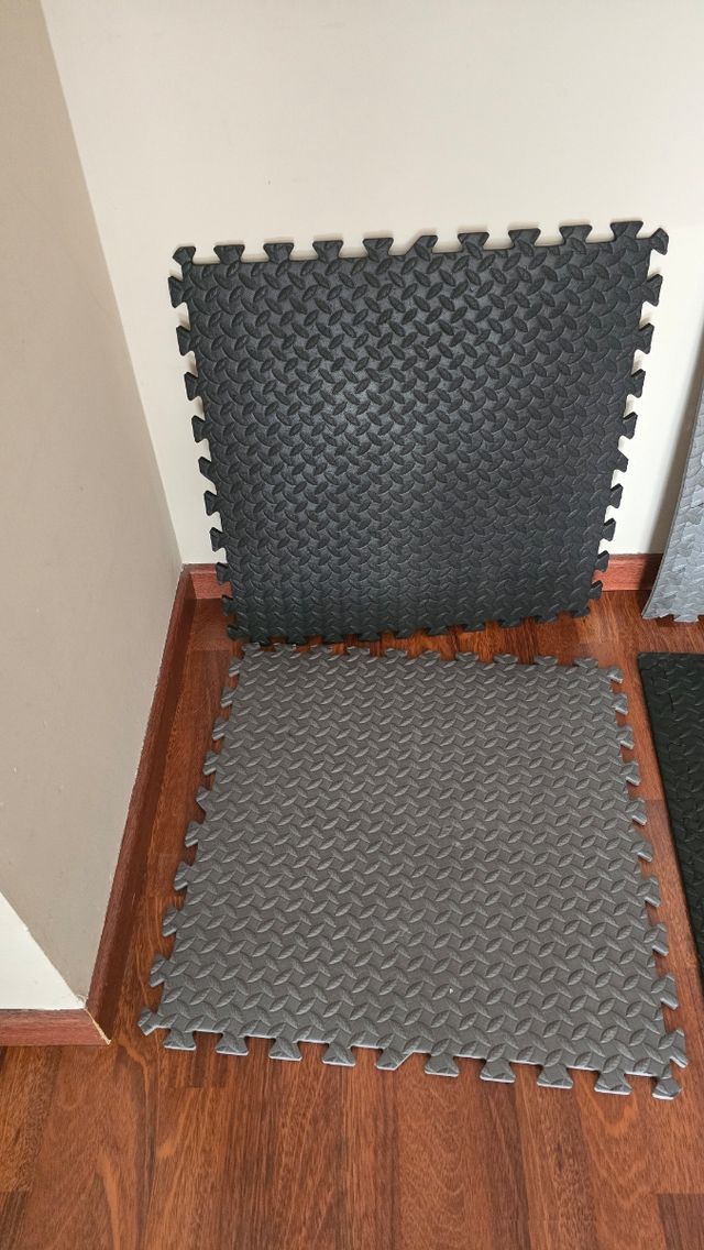 Alfombra puzzle infantil - gris, negro y blanco.