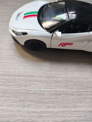 Coche Ferrari blanco miniatura