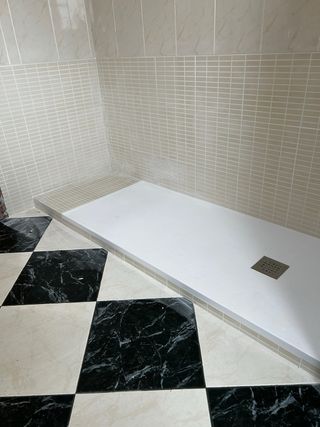 Se instalan platos de ducha
Canaletas de PVC