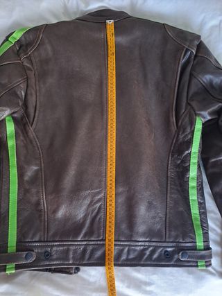 Cazadora cuero cafe racer.