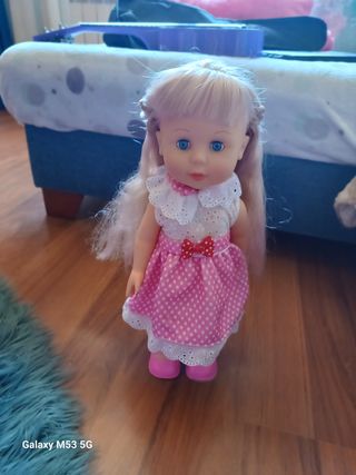 Muñeca adorable con vestido