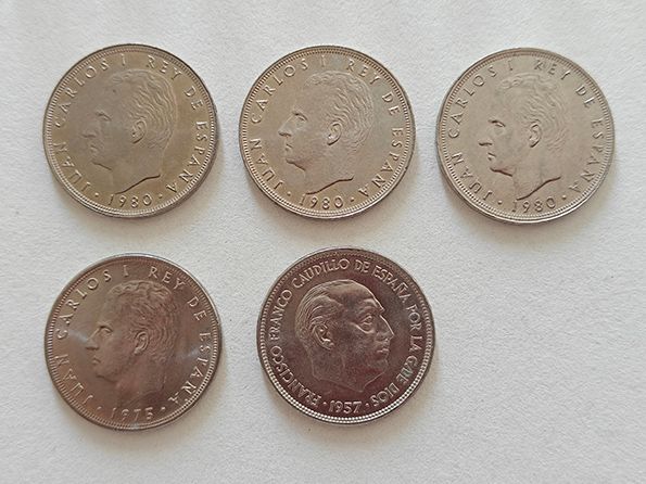 Monedas España: 5 x 25 pesetas + 7 x 5 pesetas