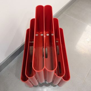 Revistero identico Kartell rojo