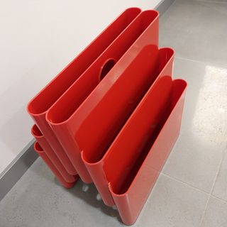 Revistero identico Kartell rojo