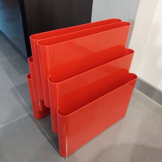 Revistero identico Kartell rojo