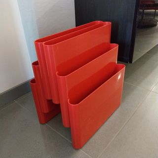 Revistero identico Kartell rojo