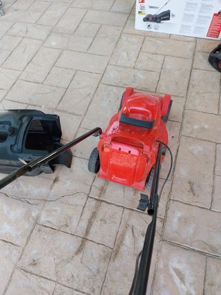 Cortacésped rojo usado